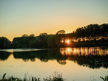 Emilia Romagna, İtalya 'da Po nehrinde gün batımı