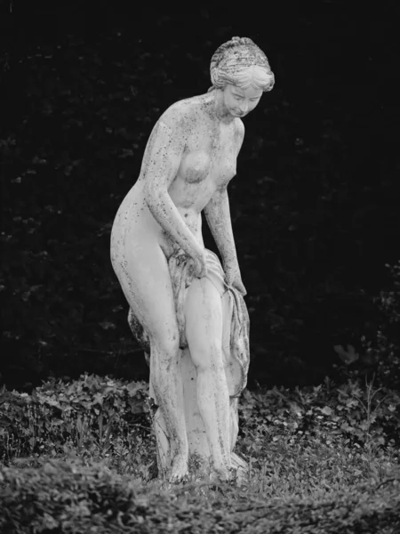 Sculpture Marbre Blanc Vénus Dans Jardin Jour Été — Photo