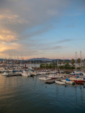 Gün batımında La Spezia 'nın panoramik görüntüsü