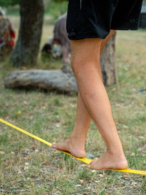 Doğada çizgisi olan yükseltici eğitimi