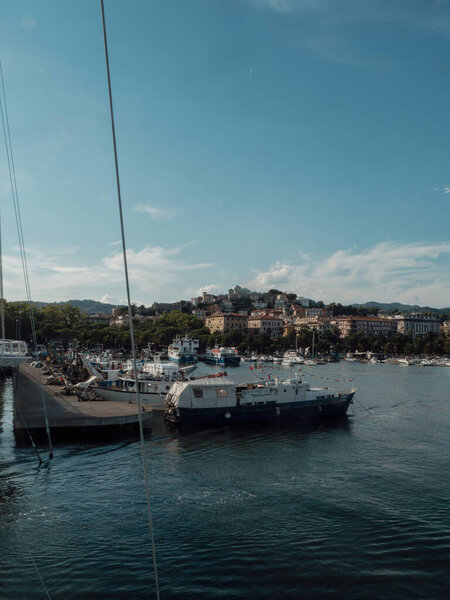 Панорамный вид на гавань Специя на закате