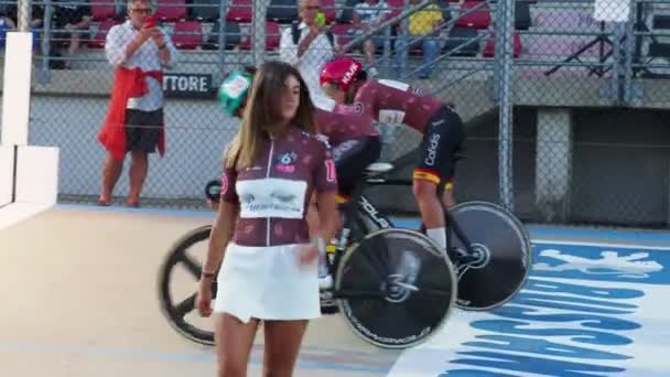 Professional Cyclist Speeding Velodrome Italian Race August 2022 Video — Vídeo de stock