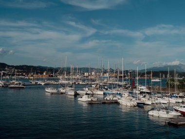 Gün batımında La Spezia marinasının panoramik manzarası