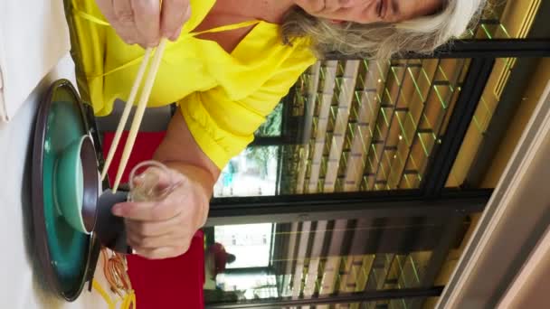 Καυκάσια Γυναίκα Ρίχνει Σάλτσα Σόγιας Ένα Μπολ Στο Ασιατικό Εστιατόριο — Αρχείο Βίντεο