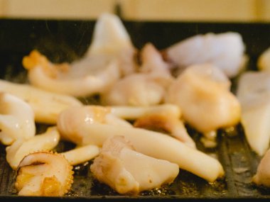 Numana, Marche, İtalya 'da çiğ adriyatik mürekkep balığı ızgarası.