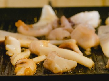 Numana, Marche, İtalya 'da çiğ adriyatik mürekkep balığı ızgarası.