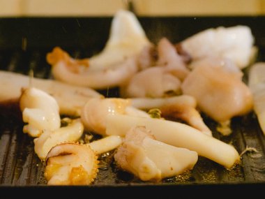 Numana, Marche, İtalya 'da çiğ adriyatik mürekkep balığı ızgarası.