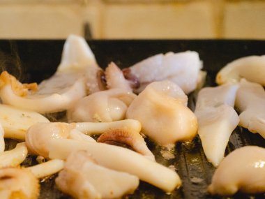 Numana, Marche, İtalya 'da çiğ adriyatik mürekkep balığı ızgarası.