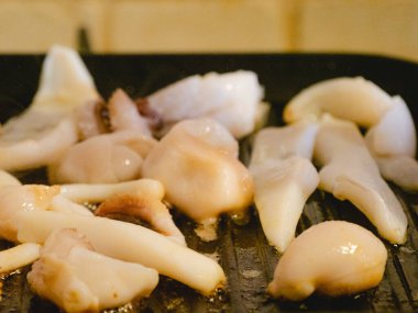 Numana, Marche, İtalya 'da çiğ adriyatik mürekkep balığı ızgarası.