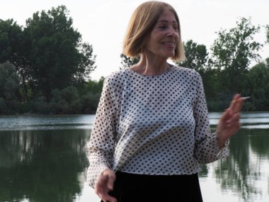 Kadın emekli parkta eğleniyor ve sigara içiyor - yaşlanma ve sağIık kavramı