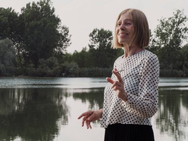 Kadın emekli parkta eğleniyor ve sigara içiyor - yaşlanma ve sağIık kavramı