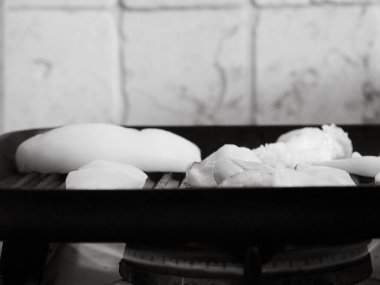 Numana, Marche, İtalya 'da çiğ adriyatik mürekkep balığı ızgarası.