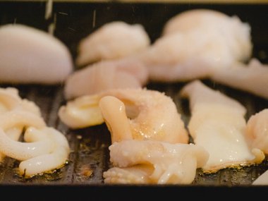 Numana, Marche, İtalya 'da çiğ adriyatik mürekkep balığı ızgarası.