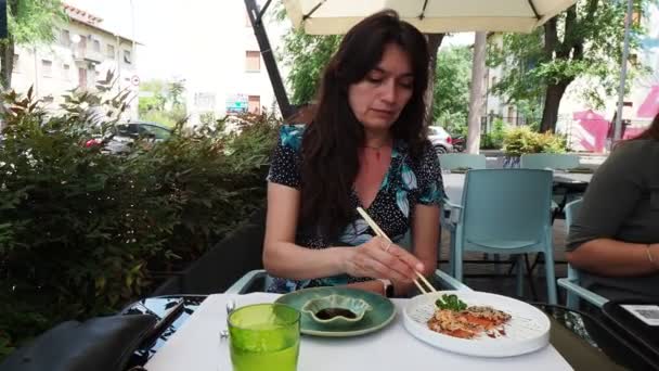 Mulher Comer Fresco Feito Sushi Conjunto Com Salmão Camarão Wasabi — Vídeo de Stock