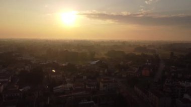 Cremona 'nın yaz mevsimindeki gündoğumunun görüntüleri.