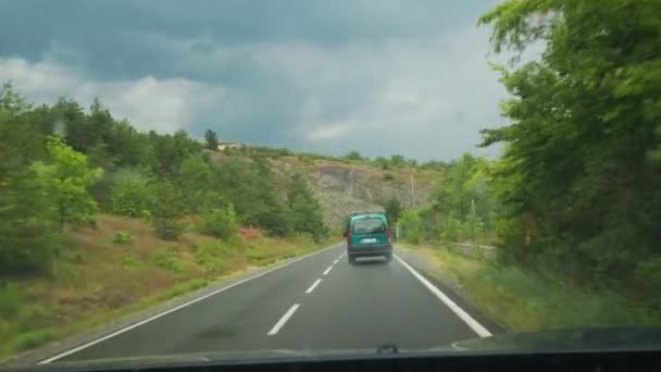 Femme Conduisant Une Voiture Par Temps Pluvieux Vue Intérieur Tableau — Video