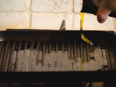 Isı ve zeytinyağıyla pişirmek için ızgara hazırlıyorum.