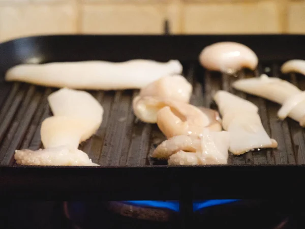 Grillen Van Een Rauwe Adriatische Inktvis Thuis Numana Marche Italië — Stockfoto