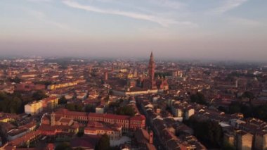 Cremona 'nın yaz mevsimindeki gündoğumunun görüntüleri.