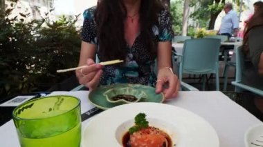 Taze yemek yiyen kadın somon, karides, wasabi ve zencefilli suşi yaptı. Geleneksel Japon mutfağı.