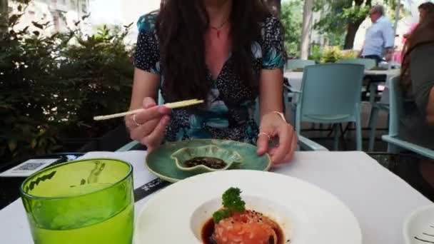 Frau Isst Frisch Zubereitetes Sushi Set Mit Lachs Garnelen Wasabi — Stockvideo