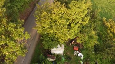 Adam çiftlikte testere ile odun kesiyor. Medeniyetten uzakta bir hayat. Yakacak odun topluyorum.