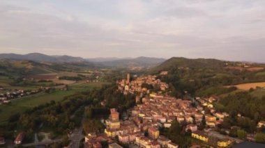 CastellArquato, Piacenza, Emilia Romagna, İtalya üzerinde uçuyor