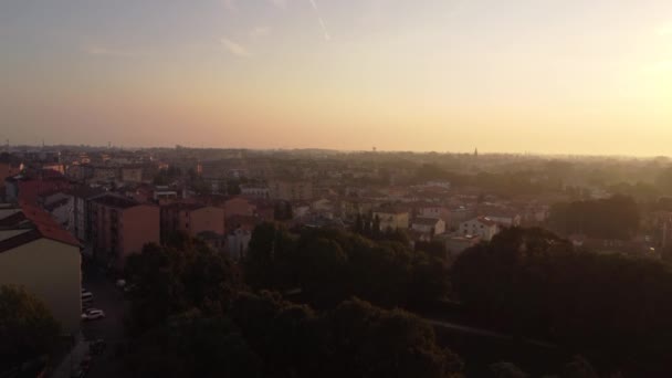 여름철 일출무렵의 크레모나의 — 비디오
