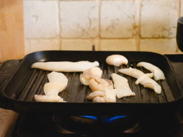 イタリア マルケ州ヌマナの自宅で生の原魚を焼く — ストック写真