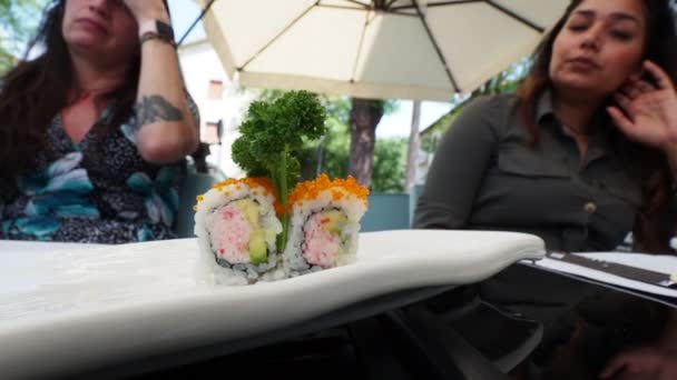 女人吃新鲜的寿司配鲑鱼 芥末和生姜 传统日本料理 — 图库视频影像