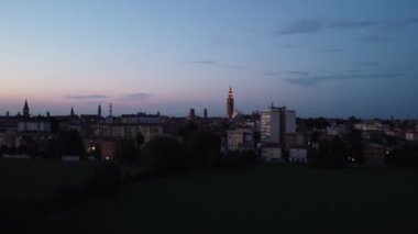 Yazın alacakaranlıkta Cremona 'nın görüntüleri