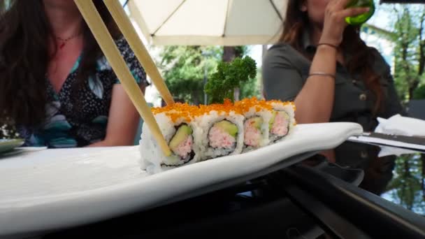 Mujer Comiendo Sushi Recién Hecho Con Salmón Gambas Wasabi Jengibre — Vídeos de Stock