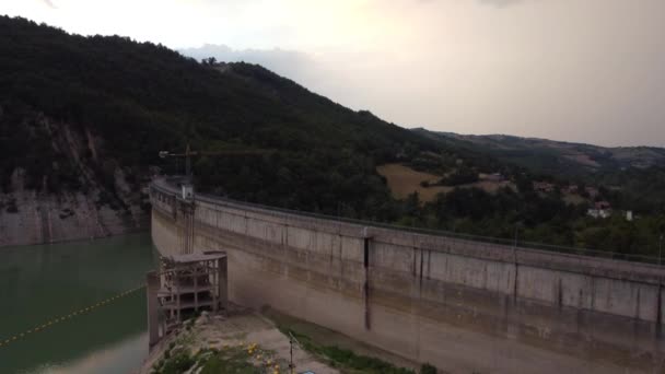 彼らのビューミニャーノ人工湖とダム Castellarquato イタリア — ストック動画