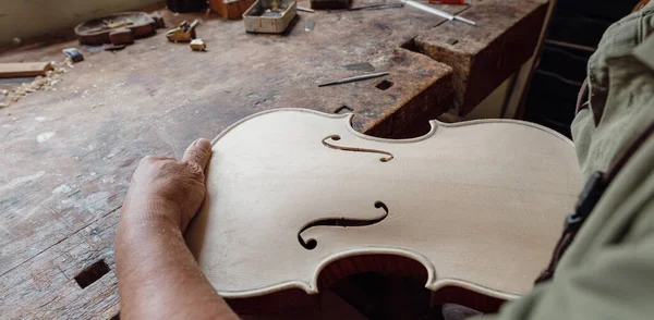 이탈리아의 작업장에서 일하는 바이올린 제작자 — 스톡 사진