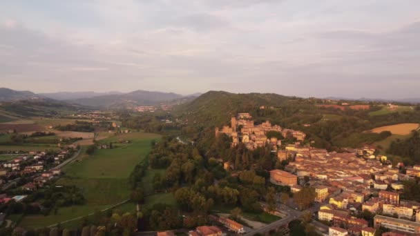 Volando Sobre Castellarquato Piacenza Emilia Romagna Italia — Vídeos de Stock