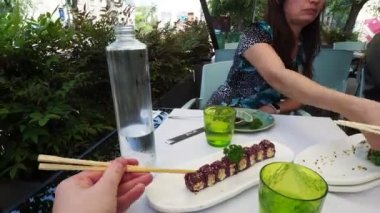Taze yemek yiyen kadın somon, karides, wasabi ve zencefilli suşi yaptı. Geleneksel Japon mutfağı.