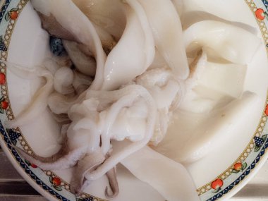 Numana, Marche, İtalya 'da çiğ deniz anası temizliği.