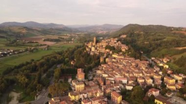 CastellArquato, Piacenza, Emilia Romagna, İtalya üzerinde uçuyor