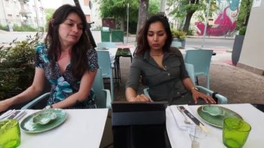 Bayan müşteri restoranda yemek sipariş ediyor.