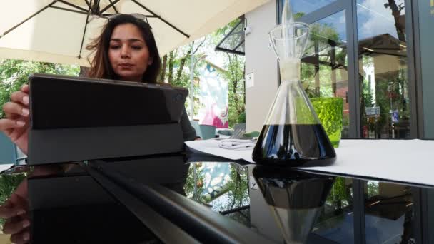 Cliente Femenino Pidiendo Comida Restaurante — Vídeo de stock