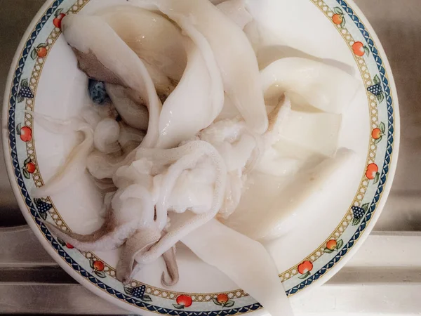 意大利马奇 诺曼娜 家里正在清理一种生的阿德利沙鱼 — 图库照片