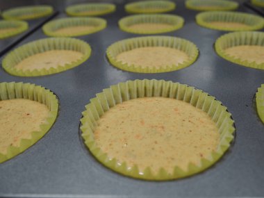 Profesyonel bir mutfak laboratuarında kek yapan bir grup insan.