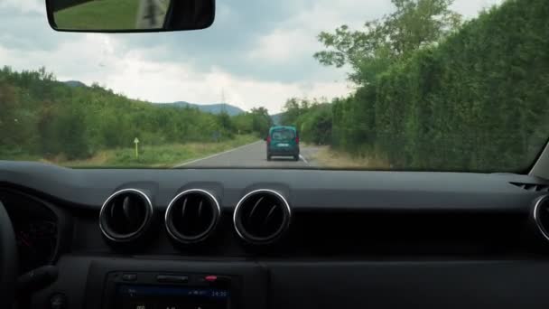 Kobieta Prowadząca Samochód Deszczową Pogodę Widok Wewnątrz Deska Rozdzielcza Przestrzeń — Wideo stockowe
