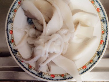 Numana, Marche, İtalya 'da çiğ deniz anası temizliği.