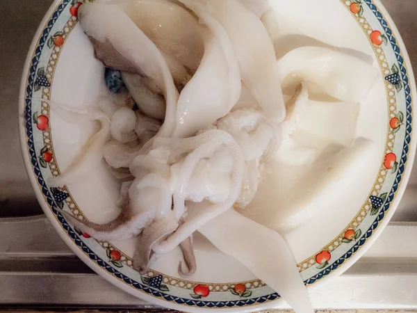 Numana, Marche, İtalya 'da çiğ deniz anası temizliği.