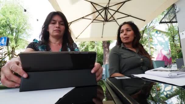 Cliente Femenino Pidiendo Comida Restaurante — Vídeo de stock