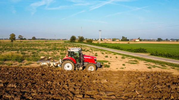 Légi Kilátás Drón Traktor Szántás Föld Vidéken — Stock Fotó