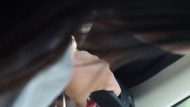 Yağmurlu havada araba süren bir kadın. İçeriden bak. Gösterge paneli. Boşluğu kopyala