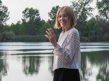 Kadın emekli parkta eğleniyor ve sigara içiyor - yaşlanma ve sağIık kavramı