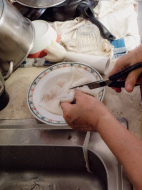 Numana, Marche, İtalya 'da çiğ deniz anası temizliği.